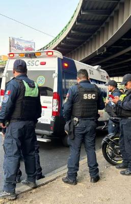 Azotó policía que viajaba en el carril exclusivo del Metrobús en Eje 1 Norte
