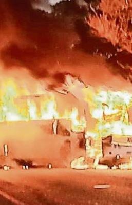 Mujer muere al salvar a su hijo de un autobús en llamas, en Tabasco