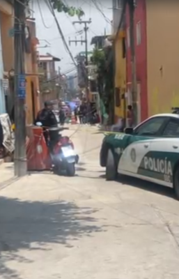 Asesinan a tiros a un hombre en la Álvaro Obregón mientras cambiaba su llanta