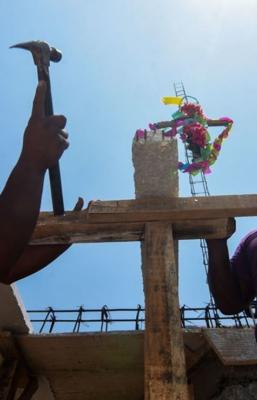 Peregrinaciones y fuegos artificiales: La rica tradición de la Santa Cruz en México