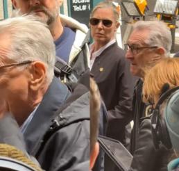 VIDEO: Robert De Niro enloqueció y fue captado confrontando a manifestantes en Nueva York