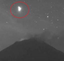 VIDEO: Supuesto Ovni es captado sobrevolando el volcán Popocatépetl