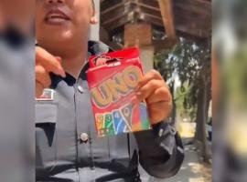 Policías intentan detener a chavos por jugar “Uno” en la vía Pública, en Edomex