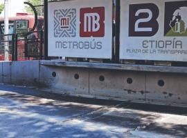 Metrobús presenta líneas con carriles dañados ¿Cuál es la ruta más afectada?