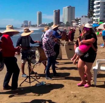 La música de banda es parte del paisaje en las playas de Mazatlán
