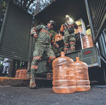 Ejército Mexicano tira paro a vecinos de la Benito Juárez por agua con olor a combustible