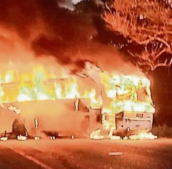 Mujer muere al salvar a su hijo de un autobús en llamas, en Tabasco