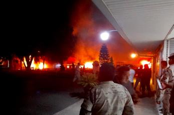 Se incendia base de la Guardia Nacional en Iztapalapa, el fuego inició en los dormitorios
