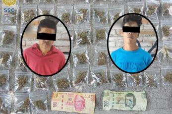 Atoran a dos sujetos con dinero y varias bolsas de marihuana, en la Ciudad de México