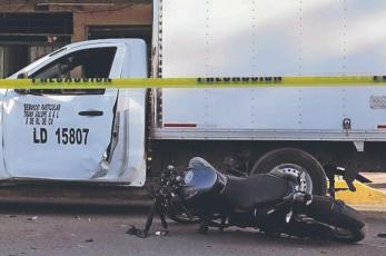 Biker muere al chocar vs la puerta de una camioneta y ser atropellado por otra, en Edomex