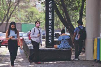 “Lo están mal informando”, estudiantes de medicina de la UNAM le responden a AMLO
