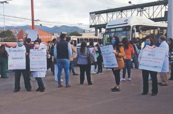 Médicos del IMSS exigen la construcción de la Clínica 93, bloquean vialidad en Ecatepec