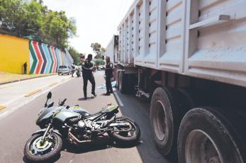 Hombre pierde el control de su moto y termina pulverizado bajo tractocamión, en la Cuauhtémoc