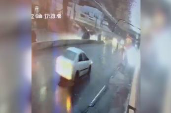 Video capta momento en que espeluznante socavón se traga un auto con 3 humanos adentro