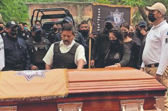 Dan el último adiós a jefe de policía muerto en accidente vial, en Xoxocotla
