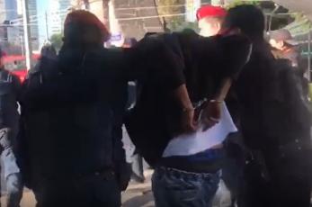 Asaltante termina golpeado y detenido tras rajar con cuchillo al defensor de su víctima, en CDMX