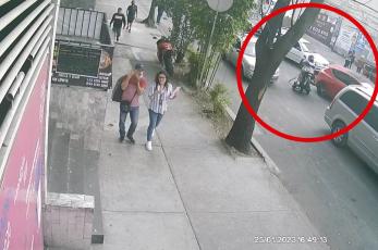 Automovilista embiste a motociclista con discapacidad en Centro de CDMX, video captó todo