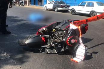 Motociclista agoniza media hora en calles de CDMX, lo atropelló camión de Gas Bienestar