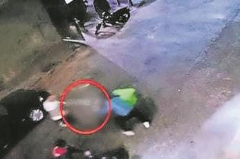 Asaltantes en moto asesinan a un chavo que regresaba de hacer sus compras, en Iztapalapa