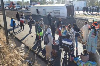 Autobús cargado de peregrinos vuelca en la México-Puebla, hay 3 muertos y más de 20 heridos