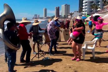 La música de banda es parte del paisaje en las playas de Mazatlán