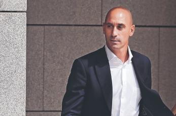 ¡Por abusivo! Fiscalía quiere meter al tambo a Luis Rubiales por el beso a Jenni Hermoso