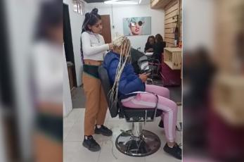 VIDEO: Mujer se quiere ir sin pagar, pero estilista la rapa 