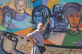 Habitantes de Tepito tapan propaganda política con murales