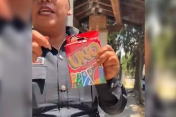 Policías intentan detener a chavos por jugar “Uno” en la vía Pública, en Edomex