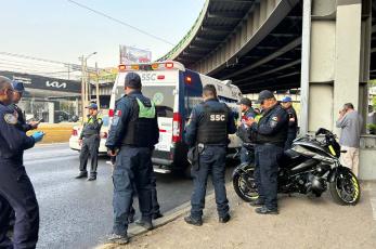 Azotó policía que viajaba en el carril exclusivo del Metrobús en Eje 1 Norte