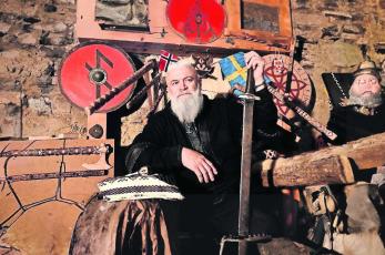 Hombre inspirado por serie de televisión se convirtió en un vikingo en Bosnia