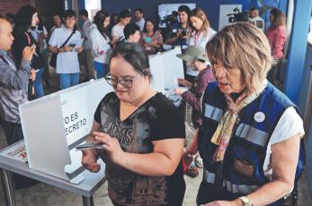 Realizan simulacro de votación para personas con discapacidad, en CDMX