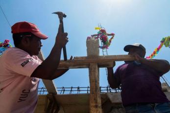 Peregrinaciones y fuegos artificiales: La rica tradición de la Santa Cruz en México