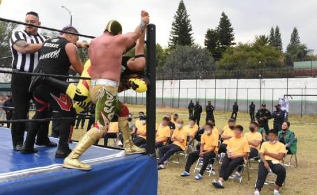 Llevan espectáculo de lucha libre a cárcel para adolescentes en la Ciudad de México