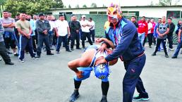 Luchadores dan cátedra de llaves a Polis