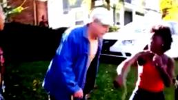 Mujeres golpean y humillan a anciano en video; las arrestan