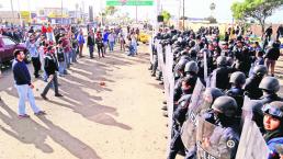 Manifestantes lanzan carro a uniformados, en Rosarito 