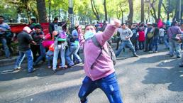 Manifestantes lanzan huevos a la PGR