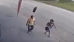 Neumático sale volando e impacta en la cabeza de un hombre