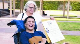 Estudiante con parálisis cerebral se titula en la UNAM