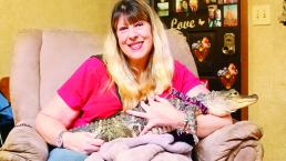 Mujer adopta a hija cocodrilo 