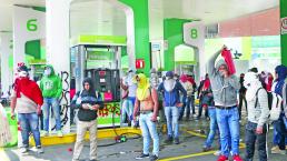 Cargan hasta con los extintores de gasolinera