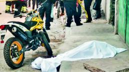 Asesinan a motociclista al llegar a su casa en Tecámac