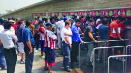 Chivahermanos se forman cinco horas por un boleto ante Toluca
