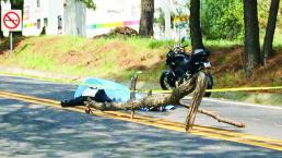 Motociclista invade carril y se estampa con auto en Tres Marías