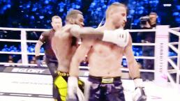 Aficionados saltan al ring de combate para agredir a peleador