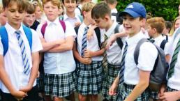 Prohíben a alumnos usar short y llegan con falda a la escuela