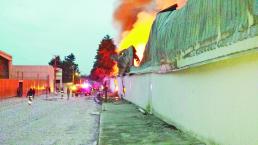 Incendio derrite fábrica en Santiago Tianguistenco