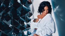 Rihanna se deja cachondear en una piscina