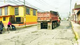 Camiones para construcción de tren dejan daños en calles 